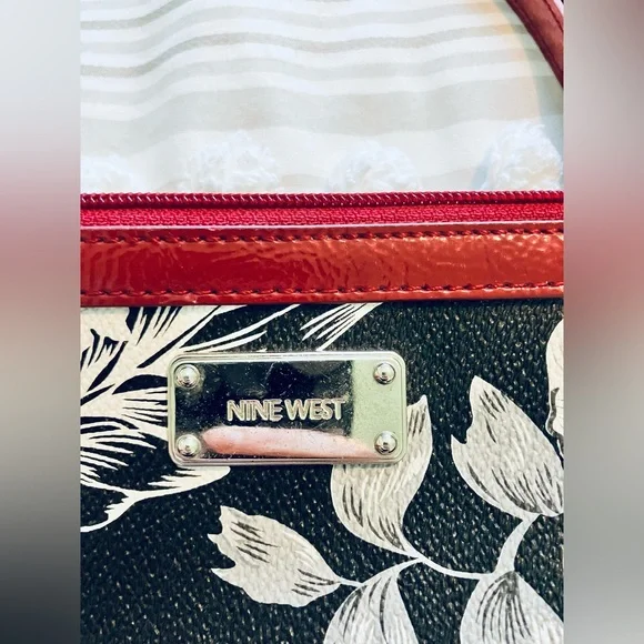 •Nine West Wristlet• - Picture 7 of 8